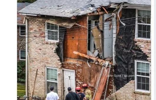 「天降橫禍」！亞特蘭大郊區一架小飛機墜入公寓，造成2人死亡...