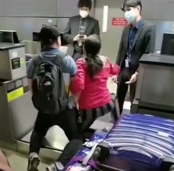 下跪求回國! 華人夫婦在機場嚎啕大哭: 放我們上飛機吧 給你跪下了!