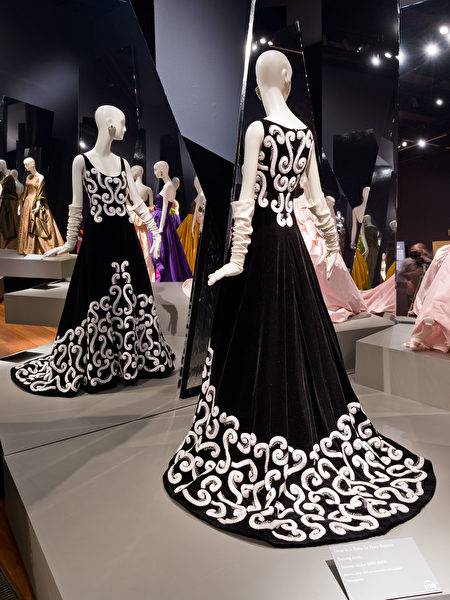 Oscar de la Renta for Pierre Balmain, Evening Dress, fall/winter 1999–2000, silk velvet, silk embroidery, and silk appliqué. © Fine Arts Museums of San Francisco （休斯顿美术博物馆提供）