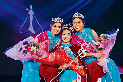 2018年美國華裔小姐競選25日晚在金神賭場圓滿結束。圖為冠軍吳雅珠，亞軍石維雯及季軍張博怡合影。